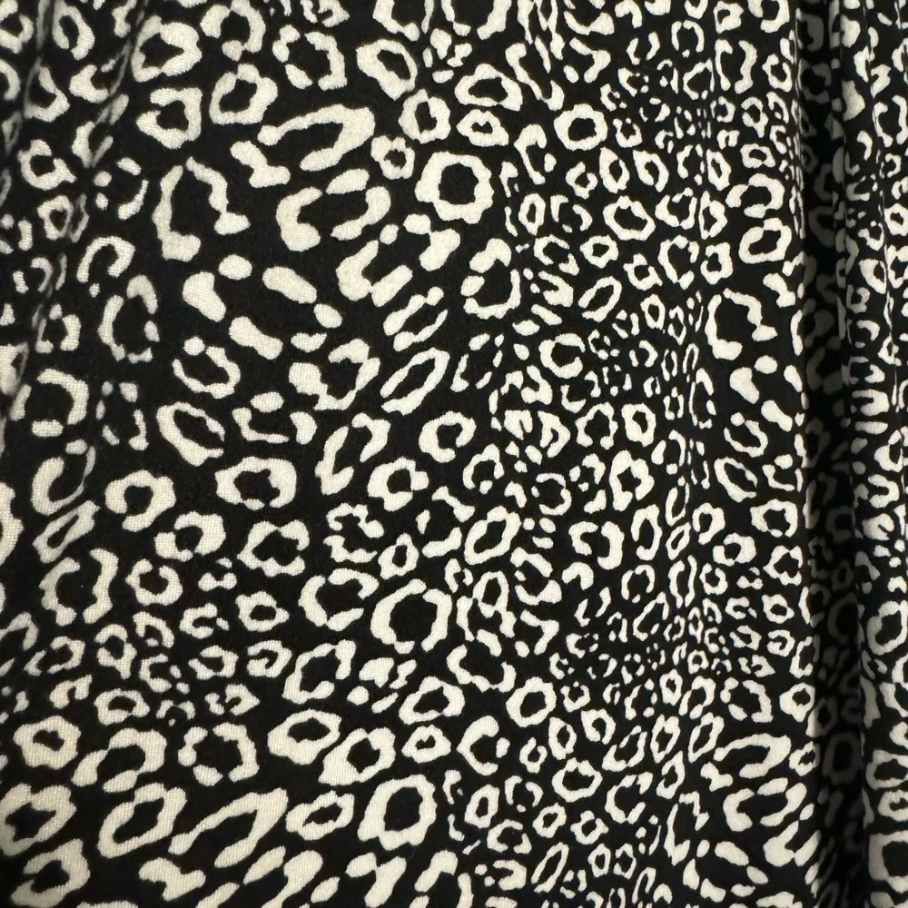Super cute black and white skirt! Elastic waist! 1X